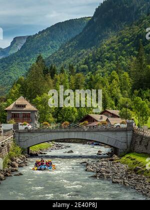 Rafting in den Tores Gorges, Sixt-Fer-a-Cheval (Zentral-Ost-Frankreich). Wildwasser-Rafting in einem aufblasbaren Boot den Fluss Giffre hinunter. Gruppenaktivitäten Stockfoto