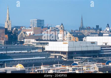 1976 Sheffield City Centre - Blick auf die Skyline der Stadt Sheffield vom Sheffield Amphitheatre oder South Street Park (Sheaf Valley Park) zeigt Sheffield Busbahnhof im Vordergrund. Das Marks and Spencer Gebäude und der Fiesta Nachtclub, der als der größte in Europa galt, waren an der Skyline von Sheffield herausragend.das Gebäude beherbergt heute das Sheffield Odeon Kino, das 1992 eröffnet wurde. Sheffield, South Yorkshire, England, Großbritannien, GB, Europa Stockfoto