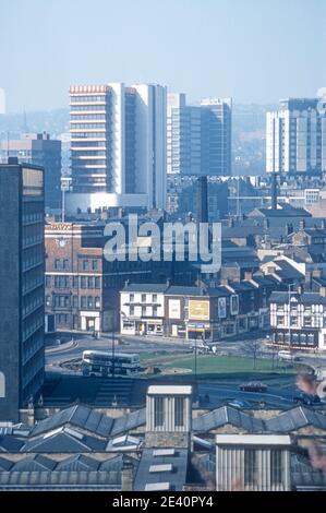 1976 Sheffield Stadtzentrum - Blick auf die Skyline der Stadt Sheffield vom Sheffield Amphitheater oder South Street Park (Sheaf Valley Park) zeigt den Howard Pub oder Hotel, eine Bar mit imitierter Tudor Fassade, Davy's Bäckerei oder Arthur Davy's Bäckerei Fabrik in Paternoster Row (geschlossen 1973) , Skyline von sheffield Sheffield South Yorkshire England GB Europa Stockfoto