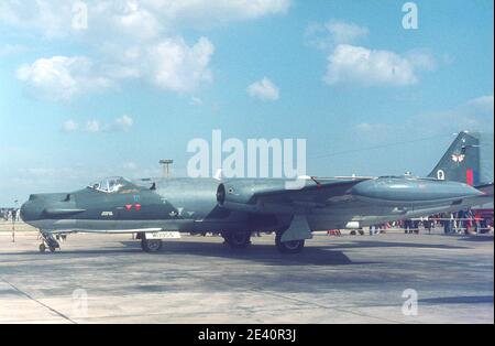 1975 RAF Finningley Air Display Airshow 1975. Eine englische Electric Canberra WD955 auf statischem Display. Es wird als English Electric Canberra T17A, WD955 / 71037, Royal Air Force bezeichnet.das Foto wurde am 20. September 1975 auf einer Flugschau auf dem Flugplatz RAF Finningley Doncaster South Yorkshire England GB Europa aufgenommen Stockfoto