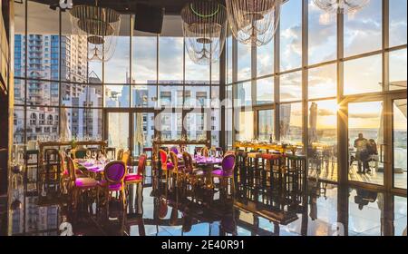 Johannesburg, Südafrika - 19. November 2020: Dachrestaurant des modernen Hotels im Abendlicht. Stockfoto