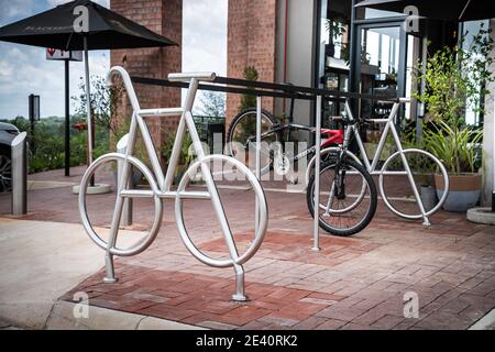 White River, Südafrika - 14. Januar 2021: Fahrradabsperrständer in Form eines Fahrrads. Stockfoto