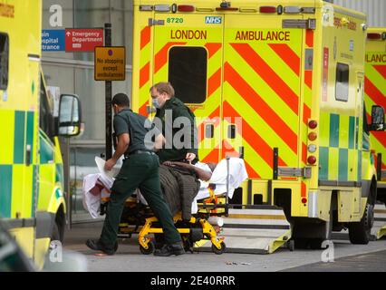 London, Großbritannien. Januar 2021. Ein stetiger Strom von Patienten, die im Royal London Hospital in Whitechapel ankommen. Die Covid-19-Zahlen steigen weiter an, da Großbritannien sich weiterhin in Lockdown befindet. Die meisten Krankenhaussterblichkeit an einem Tag wurde am Mittwoch mit insgesamt 1,185 Todesfällen eingestellt. Kredit: Mark Thomas/Alamy Live Nachrichten Stockfoto