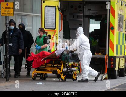 London, Großbritannien. Januar 2021. Ein stetiger Strom von Patienten, die im Royal London Hospital in Whitechapel ankommen. Die Covid-19-Zahlen steigen weiter an, da Großbritannien sich weiterhin in Lockdown befindet. Die meisten Krankenhaussterblichkeit an einem Tag wurde am Mittwoch mit insgesamt 1,185 Todesfällen eingestellt. Kredit: Mark Thomas/Alamy Live Nachrichten Stockfoto