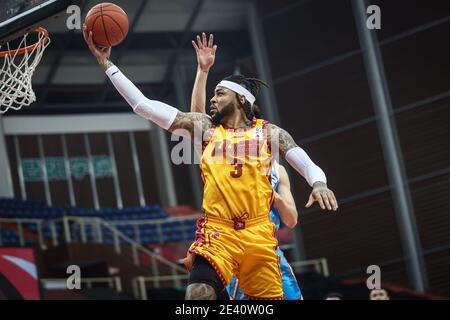 Zhuji, Chinas Provinz Zhejiang. Januar 2021. Eric Moreland von Shanxi Loongs tritt während des 33. Runde Spiels zwischen Qingdao Eagles und Shanxi Loongs in der Saison 2020-2021 der Chinese Basketball Association (CBA) Liga in Zhuji, Ostchina Zhejiang Provinz, am 21. Januar 2021. Quelle: Pan Yulong/Xinhua/Alamy Live News Stockfoto