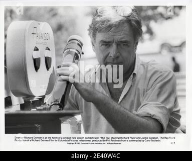 RICHARD DONNER AUF DEM SET VON "THE TOY" (1982) COLUMBIA/MOVIESTORE COLLECTION LTD Stockfoto