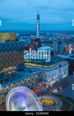 Großbritannien, England, West Midlands, Birmingham, Centenary Square, Blick auf die Bibliothek von Birmingham, Big Wheel und Eislaufbahn im Freien Stockfoto