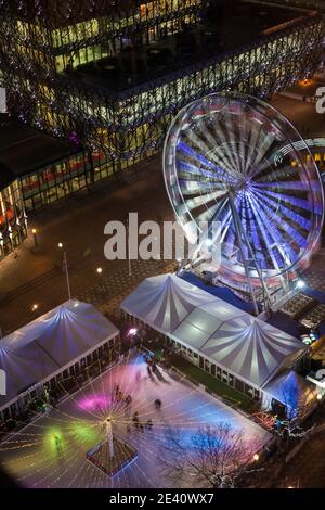 Großbritannien, England, West Midlands, Birmingham, Centenary Square, Blick auf die Bibliothek von Birmingham, Big Wheel und Eislaufbahn im Freien Stockfoto