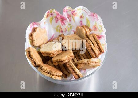 Leckere Shortbread-Kekse in einer Glasschüssel. Diese befindet sich auf einer Metalloberfläche. Stockfoto