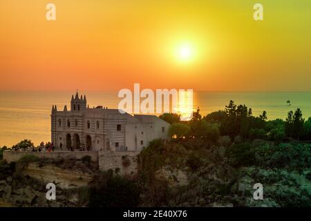 Tropea, Italien August 2020: Das Heiligtum von Santa Maria dell'Isola von Tropea bei Sonnenuntergang, Kalabrien, Italien. Wahrzeichen von Kalabrien, ikonische Kirche in Trope Stockfoto