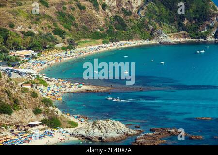 Der berühmte Strand von Capo Vaticano, Kalabrien, Italien. Landschaft von Kalabrien. Fantastisches kobaltblaues Meer. Stockfoto