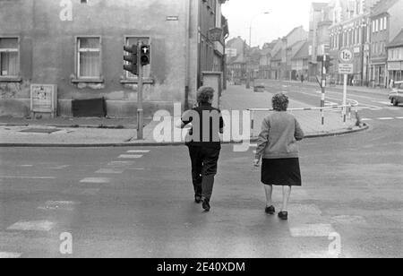 15. September 1983, Sachsen, Delitzsch: Kreuzung an einer roten Ampel überqueren. Straßenszene in der Kreisstadt Delitzsch. Genaues Aufnahmedatum nicht bekannt. Foto: Volkmar Heinz/dpa-Zentralbild/ZB Stockfoto