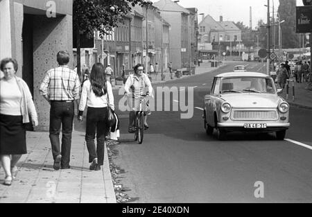 15. September 1983, Sachsen, Delitzsch: Trabant an der Hauptstraße. Straßenszene in der Kreisstadt Delitzsch. Das genaue Datum der Aufnahme ist nicht bekannt. Foto: Volkmar Heinz/dpa-Zentralbild/ZB Stockfoto