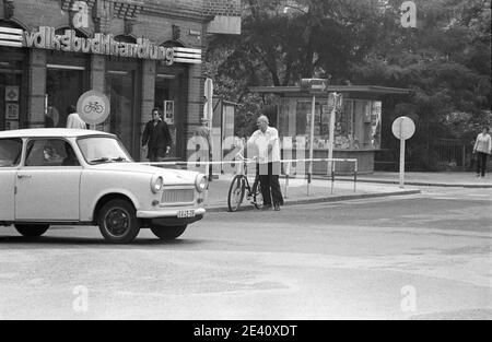 15. September 1983, Sachsen, Delitzsch: Trabant und Radfahrer vor dem beliebten Buchladen. Straßenszene in der Kreisstadt Delitzsch. Das genaue Datum der Aufnahme ist nicht bekannt. Foto: Volkmar Heinz/dpa-Zentralbild/ZB Stockfoto