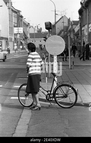 15. September 1983, Sachsen, Delitzsch: Wartender Radfahrer - Straßenszene in der Kreisstadt Delitzsch. Genaues Aufnahmedatum nicht bekannt. Foto: Volkmar Heinz/dpa-Zentralbild/ZB Stockfoto