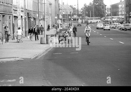 15. September 1983, Sachsen, Delitzsch: Radfahrerinnen auf einer Hauptstraße. Straßenszene in der Kreisstadt Delitzsch. Das genaue Datum der Aufnahme ist nicht bekannt. Foto: Volkmar Heinz/dpa-Zentralbild/ZB Stockfoto