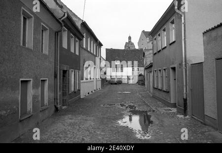 15. September 1983, Sachsen, Delitzsch: Eine kleine Gasse mit alten Häusern. Straßenszene in der Kreisstadt Delitzsch. Genaues Aufnahmedatum nicht bekannt. Foto: Volkmar Heinz/dpa-Zentralbild/ZB Stockfoto