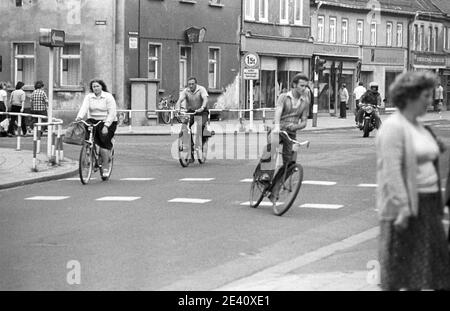 15. September 1983, Sachsen, Delitzsch: Radfahrer an einer Kreuzung. Straßenszene in der Kreisstadt Delitzsch. Genaues Aufnahmedatum nicht bekannt. Foto: Volkmar Heinz/dpa-Zentralbild/ZB Stockfoto