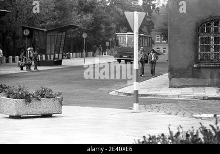 15. September 1983, Sachsen, Delitzsch: Bushaltestelle mit Ikarus Bus - Straßenszene in der Kreisstadt Delitzsch. Genaues Aufnahmedatum nicht bekannt. Foto: Volkmar Heinz/dpa-Zentralbild/ZB Stockfoto