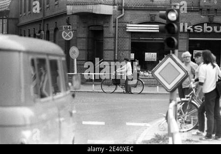 15. September 1983, Sachsen, Delitzsch: Radfahrer an einer Kreuzung. Straßenszene in der Kreisstadt Delitzsch. Genaues Aufnahmedatum nicht bekannt. Foto: Volkmar Heinz/dpa-Zentralbild/ZB Stockfoto