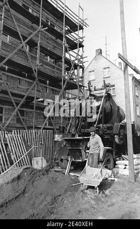 15. September 1983, Sachsen, Delitzsch: Im September 1983 werden Wohngebäude in der Kreisstadt Delitzsch saniert. Genaues Aufnahmedatum nicht bekannt. Foto: Volkmar Heinz/dpa-Zentralbild/ZB Stockfoto