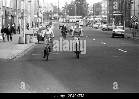 15. September 1983, Sachsen, Delitzsch: Radfahrerinnen auf einer Hauptstraße. Straßenszene in der Kreisstadt Delitzsch. Das genaue Datum der Aufnahme ist nicht bekannt. Foto: Volkmar Heinz/dpa-Zentralbild/ZB Stockfoto