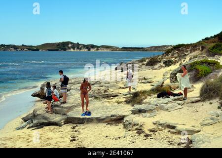 Perth, WA, Australien - 27. November 2017: Nicht identifizierte Menschen am Strand in der Porpoise Bay auf Rottnest Island Stockfoto