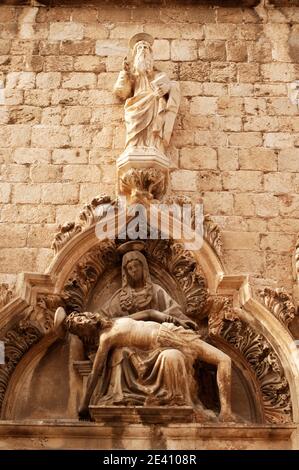 Geschnitzte Stein Dorrway zeigt Christus nach der Kreuzigung von Maria gehalten, Eingang eines Franziskanerklosters, Dubrovnik, Dalmatinische Küste, Kroatien Stockfoto