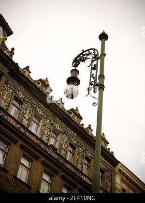 Opulente Jugendstilfassade mit Lamp und Fassade, Prag, Tschechische Republik Stockfoto