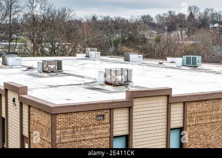 Horizontale Aufnahme von Dachklimaanlagen auf einem medizinischen Bürogebäude. Stockfoto