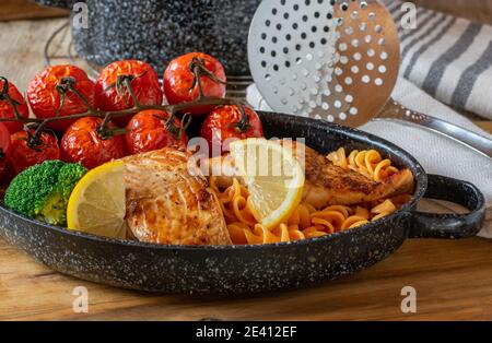 mediterrane Mahlzeit mit Pasta, Fisch und Gemüse Stockfoto