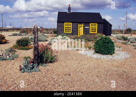 Derek jarman (d Mitte der 1990er Jahre) Haus am Kiesstrand, schwarze verwitterte Hütte, gelber Anstrich, Garten der gefundenen Objekte und salzfeste Pflanze, Kies Stockfoto