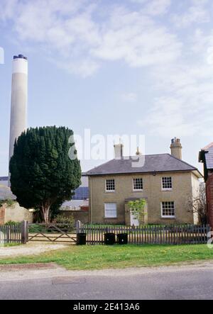 Fawley-Kraftwerk. Angetrieben von schwerem Heizöl mit hohem Rauchstapel, ziemlich Anfang des 19. Jahrhunderts Bauernhaus ganz in der Nähe, fawley hampshire uk Stockfoto