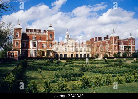 Südfront und Garten mit Knoten und Brunnen. Architekt r. Lyringe, Loggia 7 Uhr Turm von inigo jones 1607-12, hatfield Haus herts Stockfoto