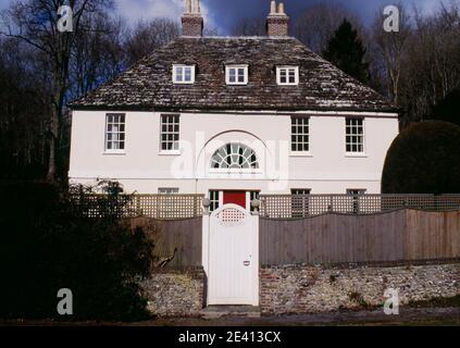 Georgian ehemaligen Pfarrhaus mit zentralen Lunette Fenster in Entlastung Bogen über Tür, Dachfenster, milton abbas dorset uk Stockfoto