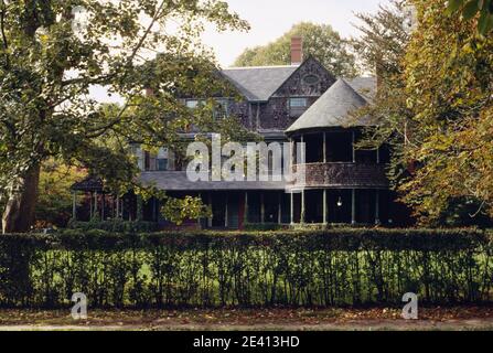 Haus im Schindelstil aus dem späten 19. jahrhundert Großer Vorgarten, rhode Island, usa Stockfoto