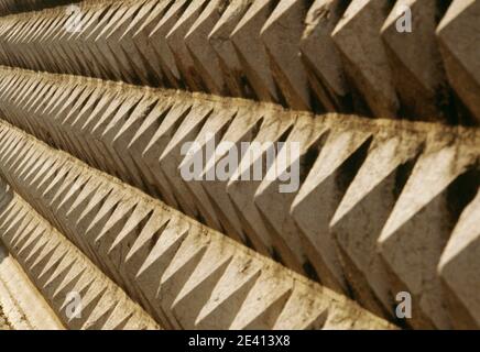 Palazzo dei diamanti, Detail der Facette. Detail der dreieckigen Formen c 1492, umgebaut 1565, Ferrara Italien Stockfoto