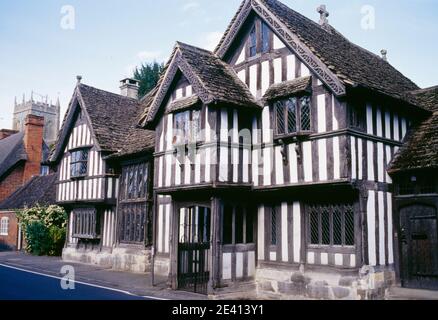 Fachwerkhaus, Ende des 15. Jahrhunderts, bekannt als Porch House, komplette Front Elevation, mit 3 Giebeln, Bargetafeln, Potterne, wiltshire Stockfoto