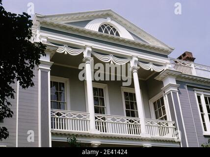 Federal Herrenhaus Details von geschnitzten Holz Giebel & Portikus mit Tüchern von drapery Bögen und Quasten Anfang des 19. Jahrhunderts, boscobel Restaurierung hudson River york Stockfoto