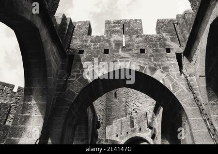 Eintritt in die mittelalterliche Stadt Carcassone, Frankreich. UNESCO-Weltkulturerbe. Schwarz weiß historisches Foto. Stockfoto