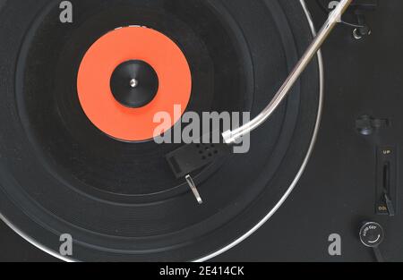 Draufsicht des Plattenspielers neede auf einer schwarzen Vinyl-Platte Stockfoto
