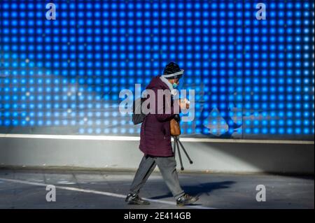 London, Großbritannien. Januar 2021. Eine Frau mit Visier und Maske kommt von der U-Bahnstation die Stufen hinunter. Aber es ist ruhig, nur wenige Leute kommen an und alle, die Termine haben müssen. Das Covid 19 Massenimpfzentrum in der Nähe des Wembley Stadions. Es ist die dritte Woche der nationalen Lockdown 3 und die Regierung Anweisung ist für alle zu Hause zu bleiben, um den Druck auf die NHS zu retten. Kredit: Guy Bell/Alamy Live Nachrichten Stockfoto