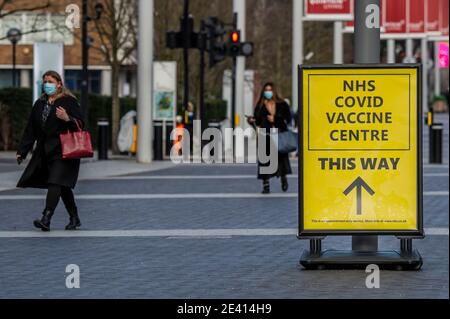 London, Großbritannien. Januar 2021. Schilder begrüßt die Leute von der U-Bahn-Station gibt es auch Anweisungen und Warnungen. Aber es ist ruhig, nur wenige Leute kommen an und alle, die Termine haben müssen. Das Covid 19 Massenimpfzentrum in der Nähe des Wembley Stadions. Es ist die dritte Woche der nationalen Lockdown 3 und die Regierung Anweisung ist für alle zu Hause zu bleiben, um den Druck auf die NHS zu retten. Kredit: Guy Bell/Alamy Live Nachrichten Stockfoto