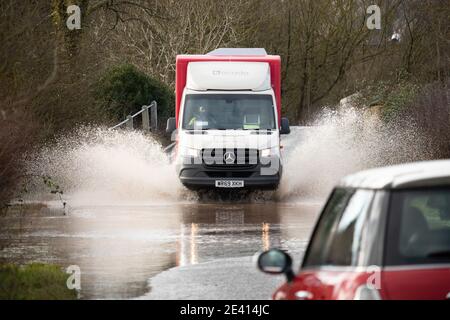 Ein Ocado-Lieferwagen fährt durch eine überflutete Straße an der Grenze zu Leicestershire. Verkehr Versuchen Sie, die überflutete Ratcliffe Road auf der Warwickshire, Leicestershire Grenze zu navigieren. Die Überschwemmungen durch Sturm Christoph führten zu schweren Überschwemmungen in der Region. Stockfoto