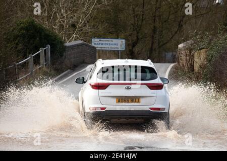 Verkehr Versuchen Sie, die überflutete Ratcliffe Road auf der Warwickshire, Leicestershire Grenze zu navigieren. Die Überschwemmungen durch Sturm Christoph führten zu schweren Überschwemmungen in der Region. Stockfoto