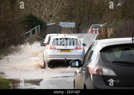 Verkehr Versuchen Sie, die überflutete Ratcliffe Road auf der Warwickshire, Leicestershire Grenze zu navigieren. Die Überschwemmungen durch Sturm Christoph führten zu schweren Überschwemmungen in der Region. Stockfoto