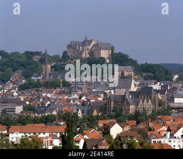 Blick auf die Altstadt mit Pfarrkirche und Schloß Stockfoto