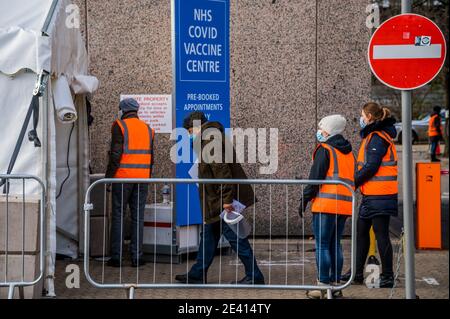 London, Großbritannien. Januar 2021. Das Impfzentrum ist mit einem ungenutzten Warteschlangensystem eingerichtet, da es ruhig ist, nur wenige Leute kommen an - all jene, die Termine haben müssen. Das Covid 19 Massenimpfzentrum in der Nähe des Wembley Stadions. Es ist die dritte Woche der nationalen Lockdown 3 und die Regierung Anweisung ist für alle zu Hause zu bleiben, um den Druck auf die NHS zu retten. Kredit: Guy Bell/Alamy Live Nachrichten Stockfoto