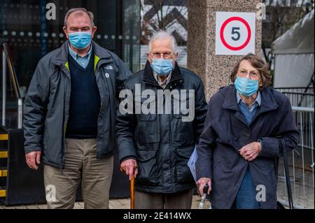 London, Großbritannien. Januar 2021, 21. Drei Impfungen in einer Familie - EINE ‘Nachtigall' (historisch, Krankenschwestern, die im St. Thomas' Hospital ausgebildet wurden, das Abzeichen wurde zuletzt 1996 verliehen) ihr Mann und Sohn verlassen das Zentrum, nachdem sie einen Oxford Jab bekommen haben, einige mit Abzeichen, Aber im Allgemeinen ist es ruhig, nur wenige Leute kommen und gehen - all diejenigen, die Termine haben müssen. Das Covid 19 Massenimpfzentrum in der Nähe des Wembley Stadions. Es ist die dritte Woche der nationalen Lockdown 3 und die Regierung Anweisung ist für alle zu Hause zu bleiben, um den Druck auf die NHS zu retten. Kredit: Guy Bell/Alamy Leben Neu Stockfoto