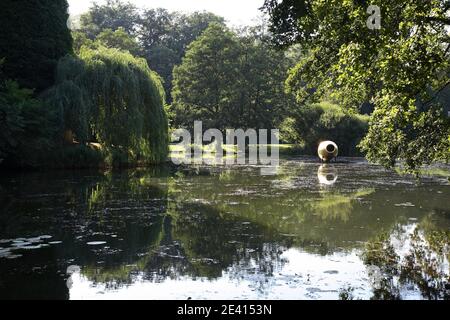 Schloßgraben mit goldener Vase Stockfoto